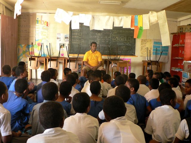 152- Le directeur presente Bastien a ses copains d'ecole 